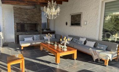 Casa en Venta en Increible casa mediterránea en exclusivo condominio Los Lirios