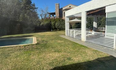 Casa en Venta en Increible casa mediterránea en exclusivo condominio Los Lirios