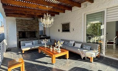 Casa en Venta en Increible casa mediterránea en exclusivo condominio Los Lirios