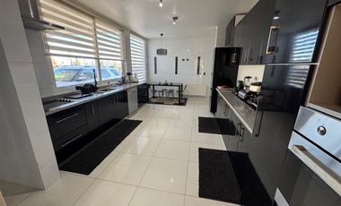 Casa en Venta en Increible casa mediterránea en exclusivo condominio Los Lirios