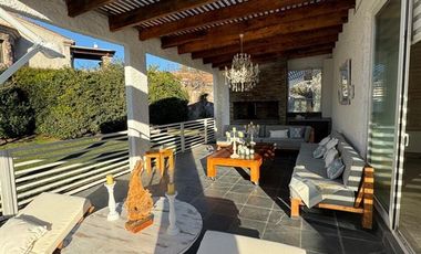 Casa en Venta en Increible casa mediterránea en exclusivo condominio Los Lirios