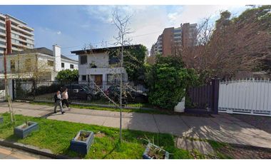 CASA CON AMPLIO PATIO CON PISCINA COLEGIO POCURO