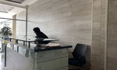 Oficina en Edificio Contemporaneo