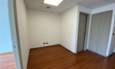 Oficina en Edificio Contemporaneo