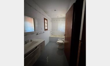 Casa  en Alquiler Ramos Mejia / La Matanza (B111 637)