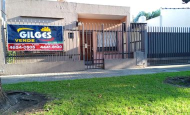 Venta Casa 3 Amb. Villa Luzuriaga  Con pileta y quincho