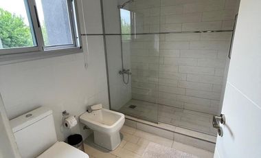 Casa en alquiler totalmente equipada de 5 ambientes en Altos de hudson II, Hudson, Berazategui