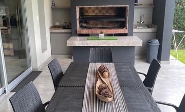 Casa en alquiler totalmente equipada de 5 ambientes en Altos de hudson II, Hudson, Berazategui