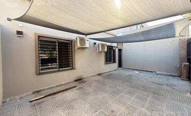 VENTA CASA 3 AMBIENTES, JARDÍN CON 2 COCHERAS EN SAN ANDRÉS, ZONA AGUSTINIANO.