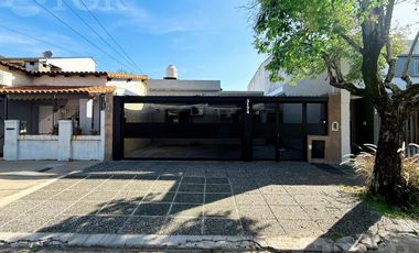 VENTA CASA 3 AMBIENTES, JARDÍN CON 2 COCHERAS EN SAN ANDRÉS, ZONA AGUSTINIANO.