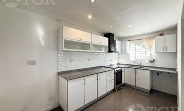 VENTA CASA 3 AMBIENTES, JARDÍN CON 2 COCHERAS EN SAN ANDRÉS, ZONA AGUSTINIANO.