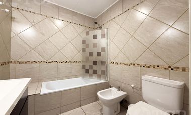 VENTA CASA 3 AMBIENTES, JARDÍN CON 2 COCHERAS EN SAN ANDRÉS, ZONA AGUSTINIANO.