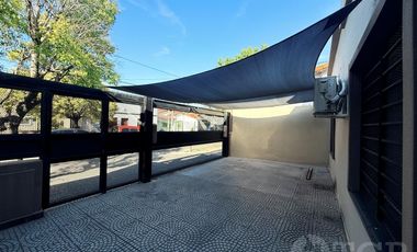 VENTA CASA 3 AMBIENTES, JARDÍN CON 2 COCHERAS EN SAN ANDRÉS, ZONA AGUSTINIANO.