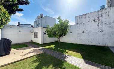 VENTA CASA 3 AMBIENTES, JARDÍN CON 2 COCHERAS EN SAN ANDRÉS, ZONA AGUSTINIANO.