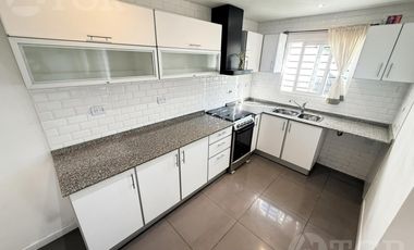 VENTA CASA 3 AMBIENTES, JARDÍN CON 2 COCHERAS EN SAN ANDRÉS, ZONA AGUSTINIANO.
