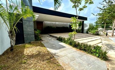 Casa con alberca en renta en Privada Olivia