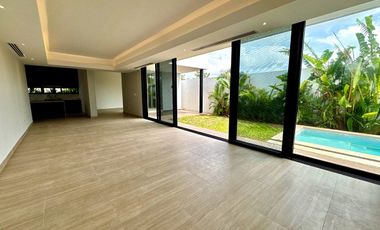 Casa con alberca en renta en Privada Olivia