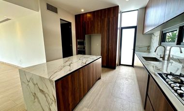 Casa con alberca en renta en Privada Olivia