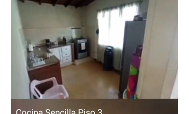 SE VENDE CASA ESQUINERA DE 3 PISOS CON 92 MTR2 EN AV GUAYABAL