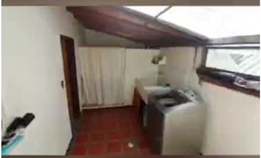 SE VENDE CASA ESQUINERA DE 3 PISOS CON 92 MTR2 EN AV GUAYABAL