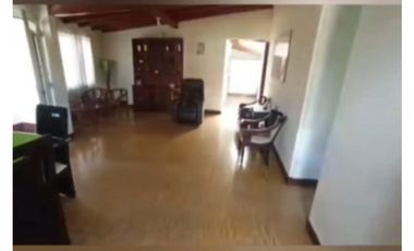 SE VENDE CASA ESQUINERA DE 3 PISOS CON 92 MTR2 EN AV GUAYABAL