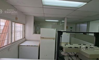 Casa con gran potencial y múltiples espacios profesionales.