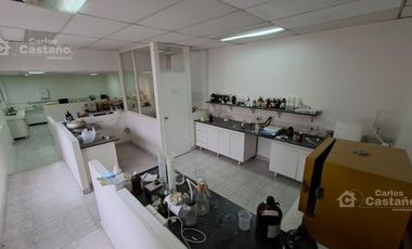 Casa con gran potencial y múltiples espacios profesionales.