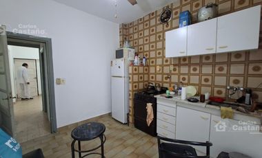 Casa con gran potencial y múltiples espacios profesionales.