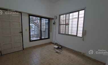 Casa con gran potencial y múltiples espacios profesionales.