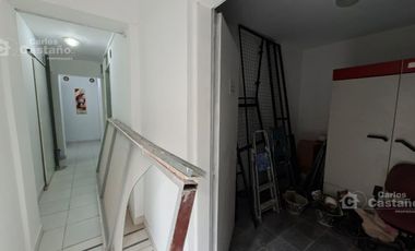 Casa con gran potencial y múltiples espacios profesionales.