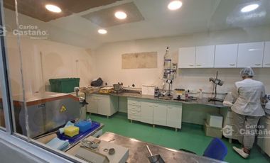 Casa con gran potencial y múltiples espacios profesionales.