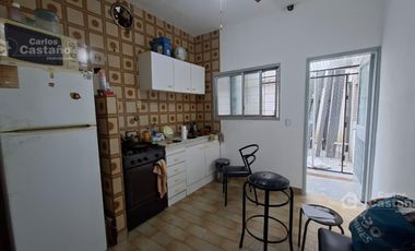 Casa con gran potencial y múltiples espacios profesionales.