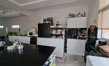 Casa con gran potencial y múltiples espacios profesionales.