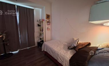 Casa con gran potencial y múltiples espacios profesionales.