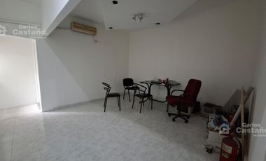 Casa con gran potencial y múltiples espacios profesionales.