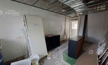 Casa con gran potencial y múltiples espacios profesionales.