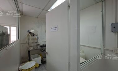 Casa con gran potencial y múltiples espacios profesionales.