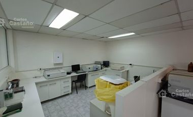 Casa con gran potencial y múltiples espacios profesionales.