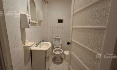 Casa con gran potencial y múltiples espacios profesionales.