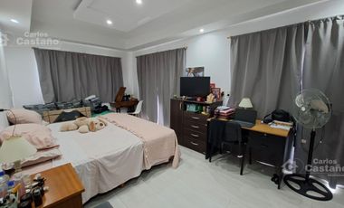 Casa con gran potencial y múltiples espacios profesionales.