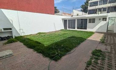 ENCANTADORA CASA EN RENTA EN CALLE CERRADA