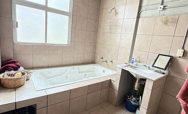 Edificio de 4 niveles con Bodega Comercial en PlantaBaja, Colonia Cruz del Farol