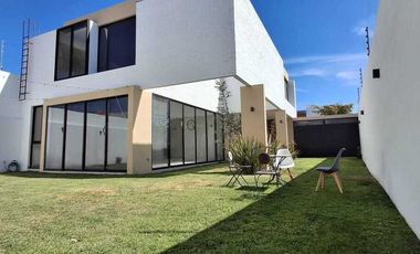 ¡Ubicación Premium! Casa amplia y moderna a pasos de Galerías Santa Anita.