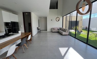 ¡Ubicación Premium! Casa amplia y moderna a pasos de Galerías Santa Anita.