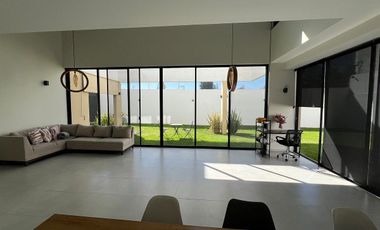 ¡Ubicación Premium! Casa amplia y moderna a pasos de Galerías Santa Anita.