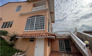 ALQUILER DE CASA EN ALTOS DEL BOSQUE EL DORAL 3 niveles