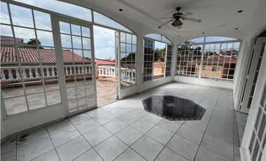 ALQUILER DE CASA EN ALTOS DEL BOSQUE EL DORAL 3 niveles