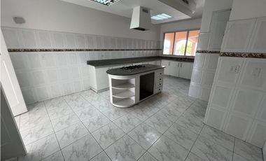 ALQUILER DE CASA EN ALTOS DEL BOSQUE EL DORAL 3 niveles