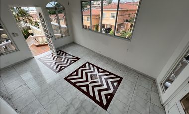 ALQUILER DE CASA EN ALTOS DEL BOSQUE EL DORAL 3 niveles