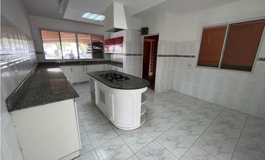 ALQUILER DE CASA EN ALTOS DEL BOSQUE EL DORAL 3 niveles